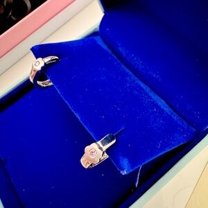 Beautiful sterling silver earring.